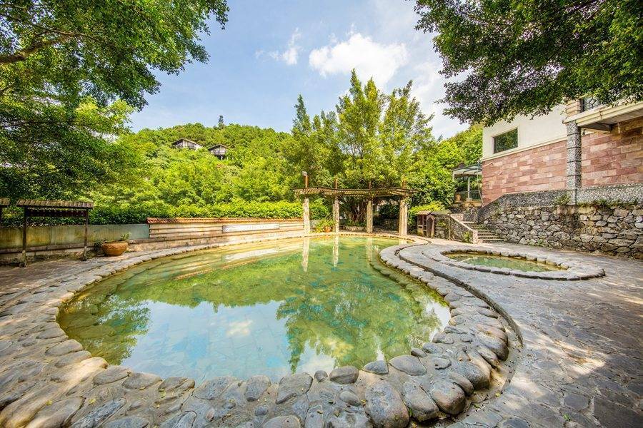 99元疯抢英德奇洞温泉全家桶5人套票,平日周末节假日通用不加收!